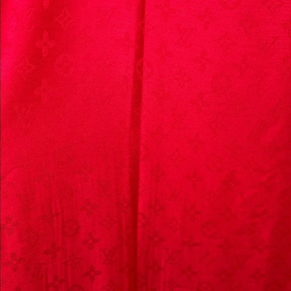 Elegant LV Scarf with dust bag🧣 - Picture 4 of 6